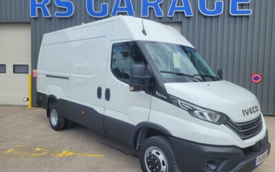 IVECO DAILY MY24 35C18 HA8 V12 FOURGON PACK COMFORT PLUS + PACK STYLE 03 PLACES comme NEUF ( cylindrée moteur 3 Litres )