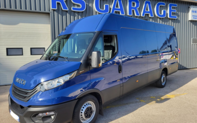 IVECO DAILY 35S18 3.0 BVM6 V16 FOURGON PACK BUSINESS 03 PLACES avec HABILLAGE BOIS COMPLET + CROCHET D’ATTELAGE + HOUSSES DE SIEGES ( cylindrée moteur 3 Litres )