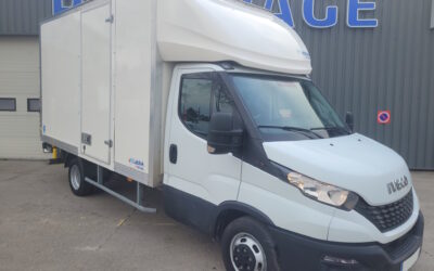 IVECO DAILY CCB 35C16 H3.0 PACK BUSINESS 03 PLACES CAISSE 20 m3 + HAYON ÉLÉVATEUR + PORTE LATÉRALE à DROITE + CAMÉRA DE RECUL ( Moteur 3 Litres )