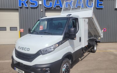 IVECO DAILY CCB 35C18PACK COMFORT + PACK CONSTRUCTION SIMPLE CABINE BENNE + COFFRE 03 PLACES comme NEUF ( Cylindrée moteur 3 Litres / Boite MECANIQUE )