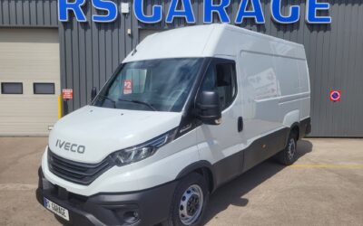 IVECO DAILY MY24 35S18 HA8 V12 FOURGON PACK COMFORT 03 PLACES comme NEUF ( cylindrée moteur 3 Litres )